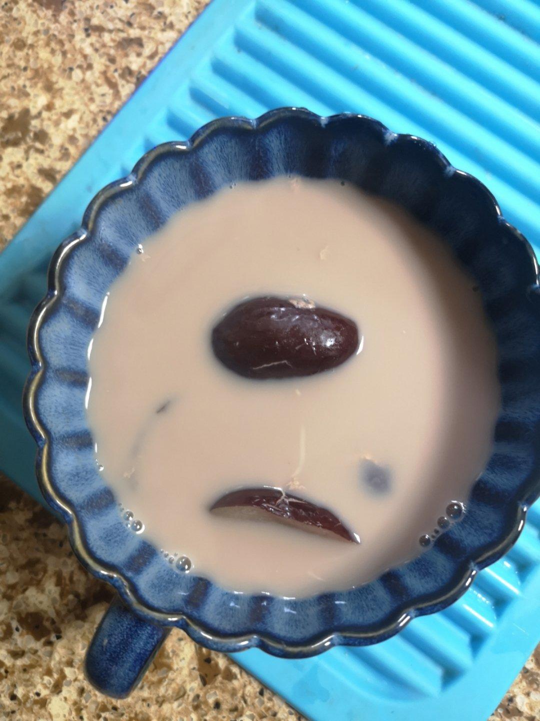 红枣红豆薏仁牛奶粥