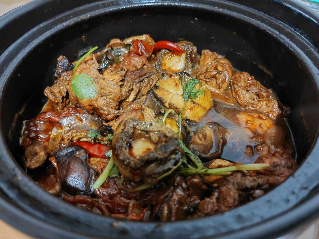 鲍鱼焖鸡煲
