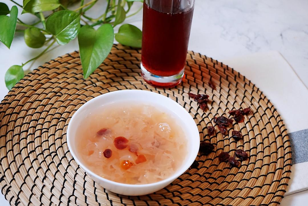 滋阴润燥的蔓越莓桃胶银耳羹的做法