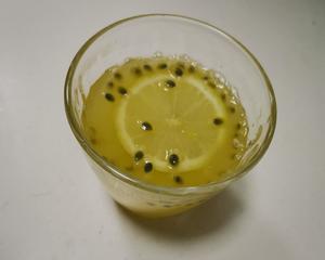 夏日美白维c果饮—百香果柠檬冰糖蜂蜜水的做法 步骤3