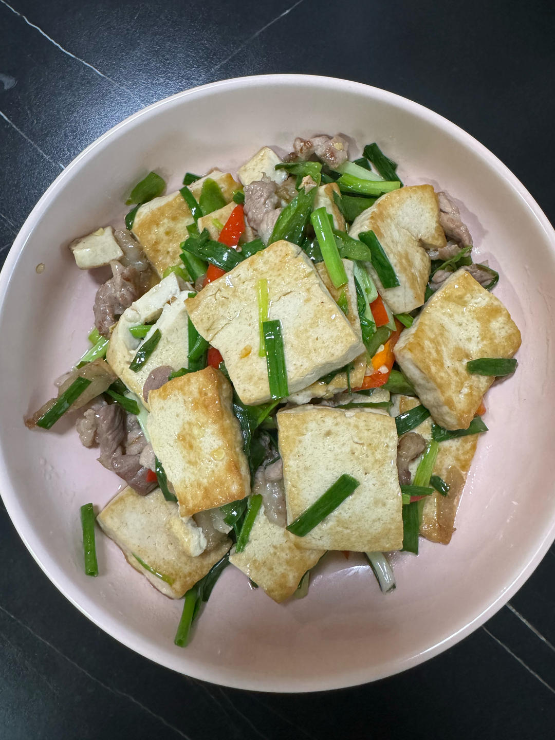 豆腐炒肉～其实是青椒炒肉➕香煎豆腐的MIX版的做法