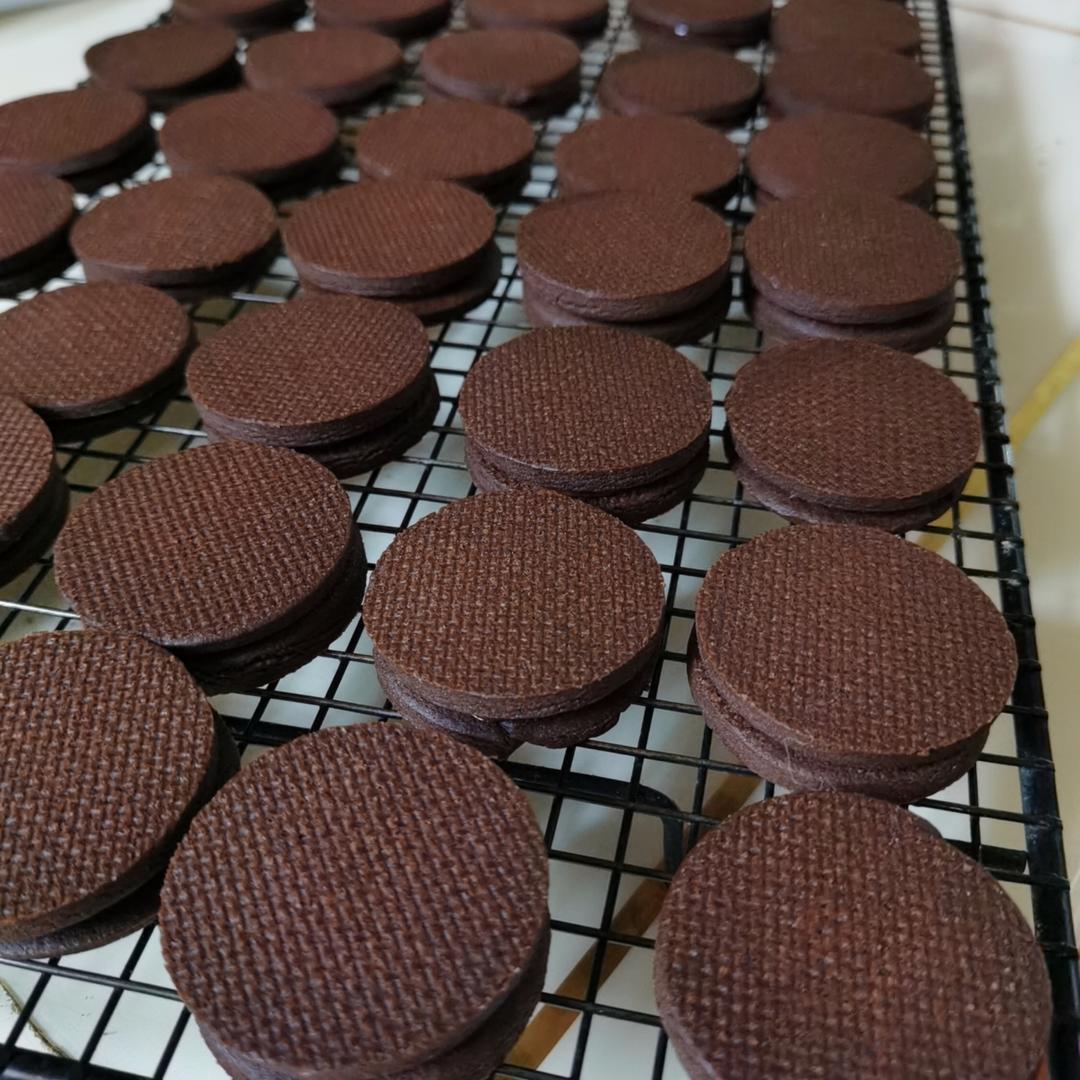 没吃过的都快去做！巨浓巧克力夹心曲奇饼干~