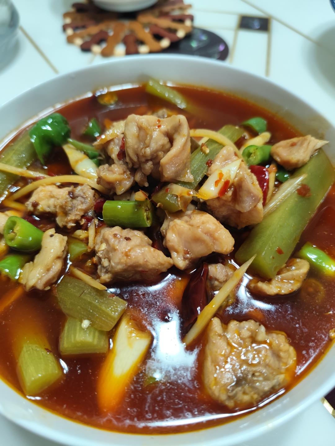 【创意小厨娘】家庭版鲜锅兔——兔肉嫩滑，麻辣爽口，这是一道下饭下酒的硬菜。