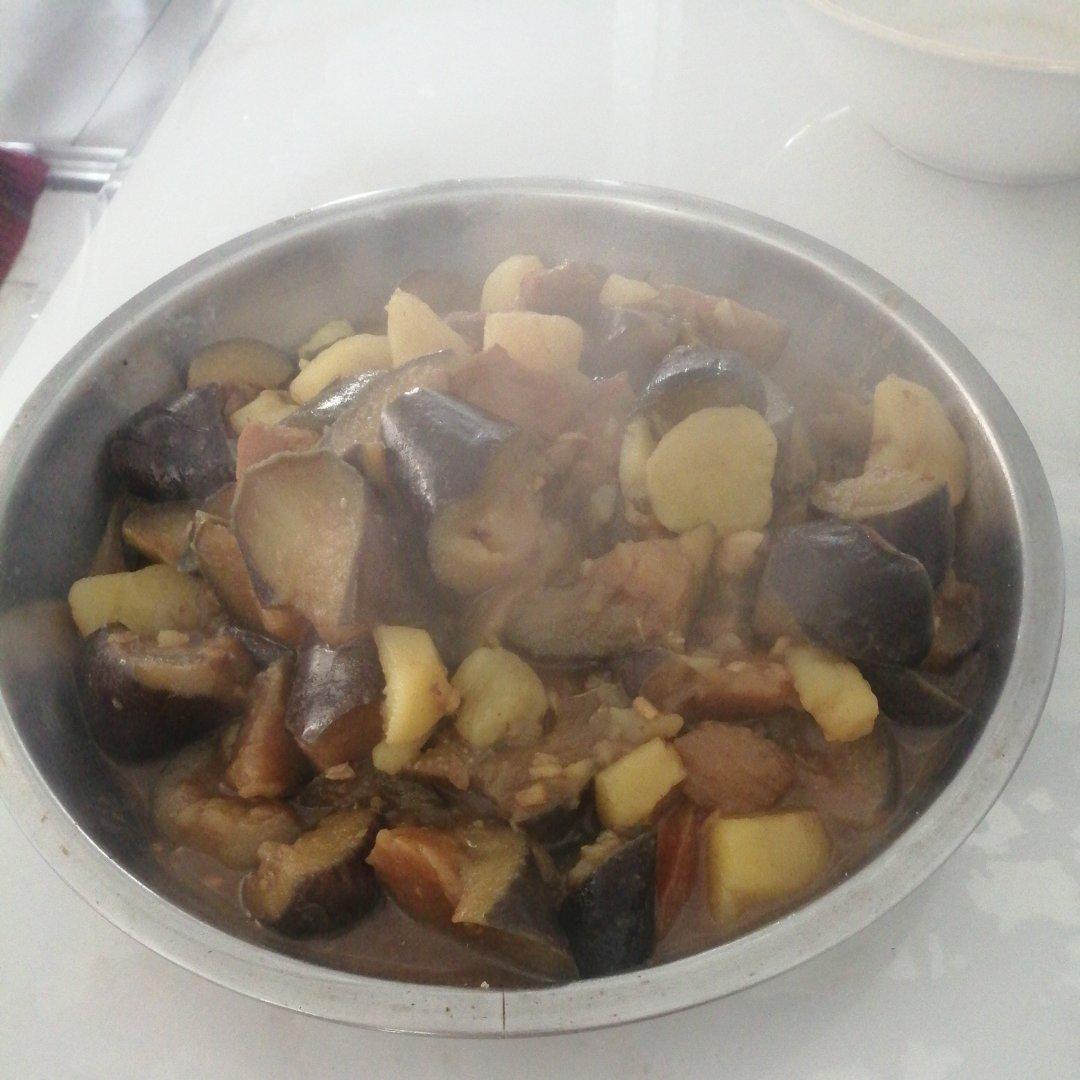 五花肉土豆炖茄子