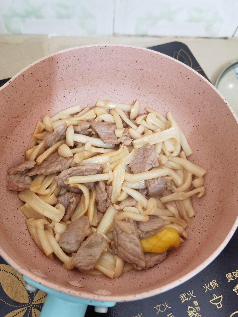 海鲜菇小炒肉