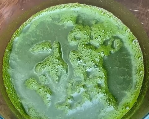 菠菜汁加了它 馒头颜色翠绿不变色 附细节视频详解的做法 步骤2