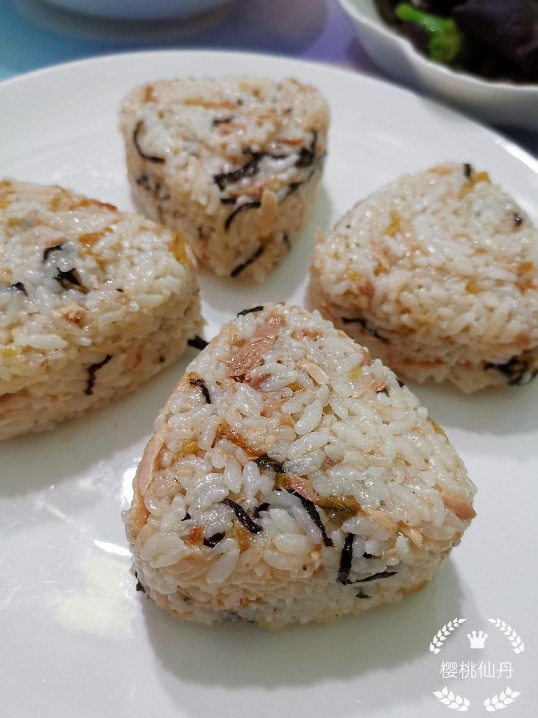 海苔金枪鱼饭团