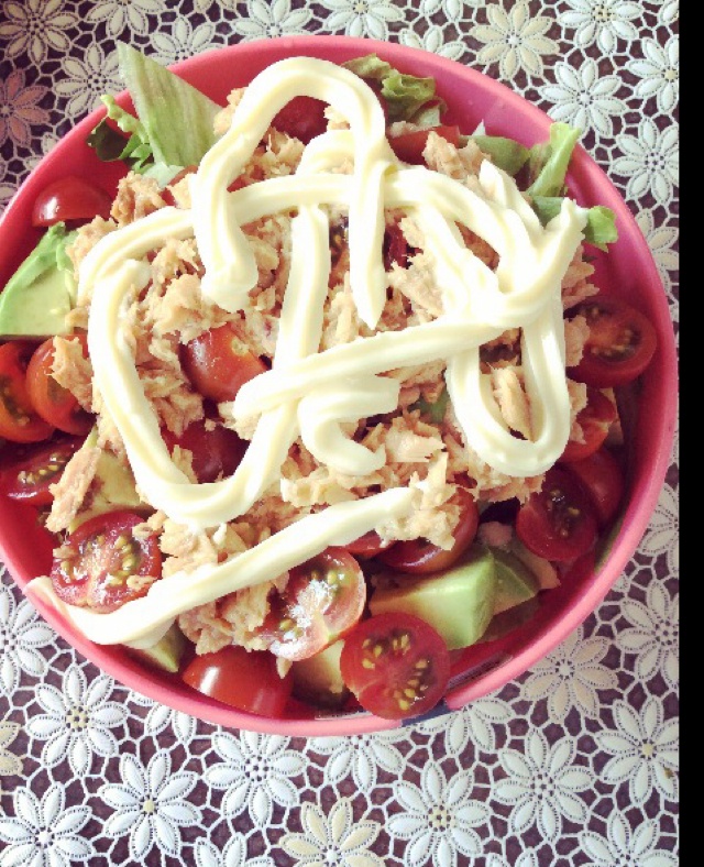 基础但靠谱的金枪鱼牛油果沙拉