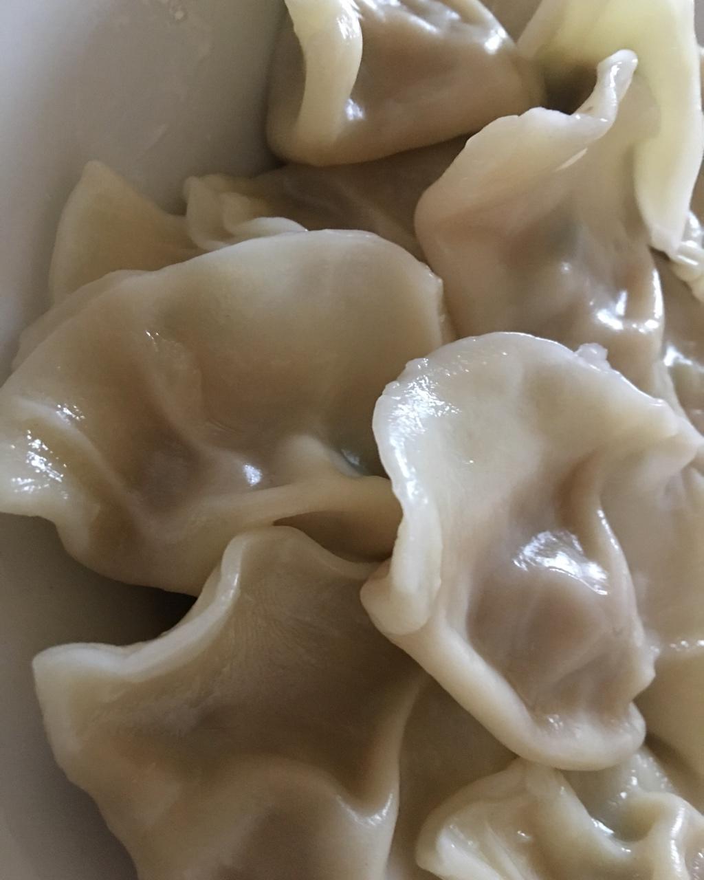 烤肠公举q做的韭菜猪肉饺子(最简单最好吃又最多汁的饺子)