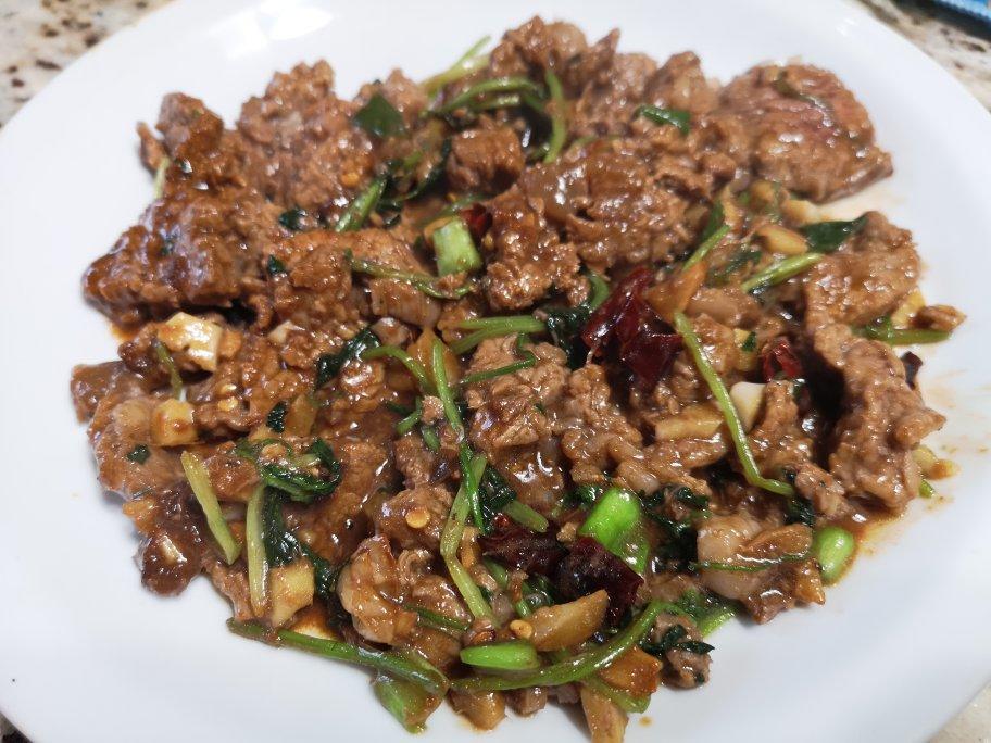 〈小炒黄牛肉〉，这个太好吃了。欣小厨 😉