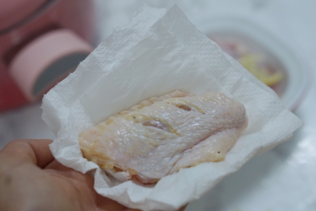 柠香盐煎鸡翅——【灵菲尔淘气锅】的做法 步骤4