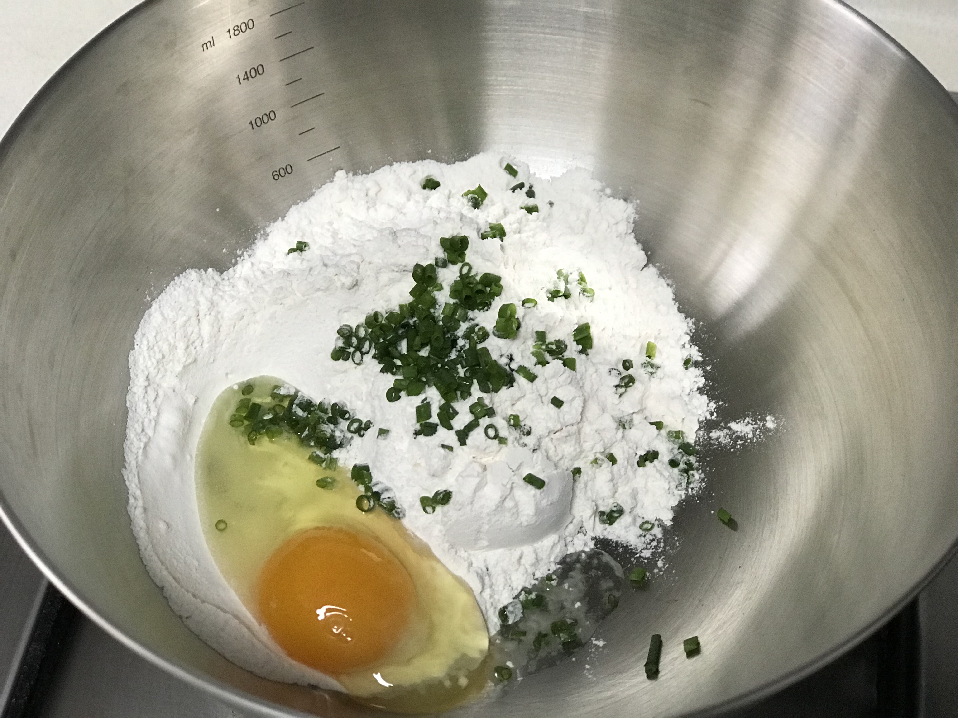 鸡蛋葱花蛋饼的做法 步骤2