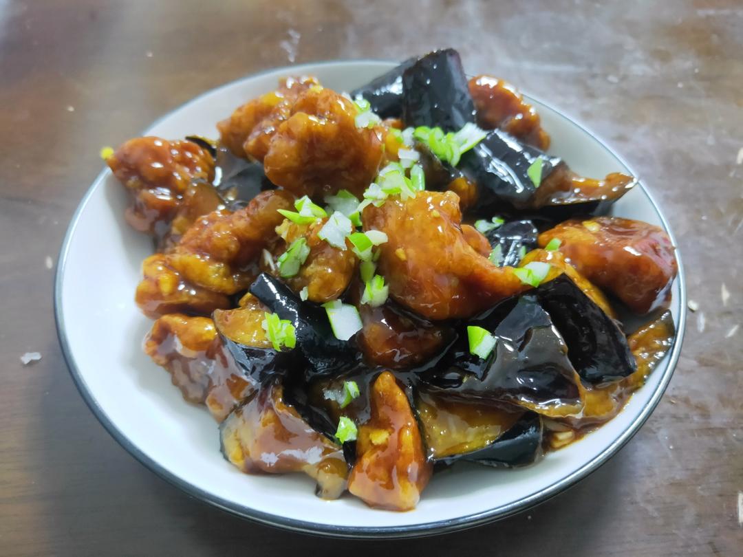 肉段烧茄子！东北菜的精髓：黢黑、稀neng、胶黏、齁咸、好吃