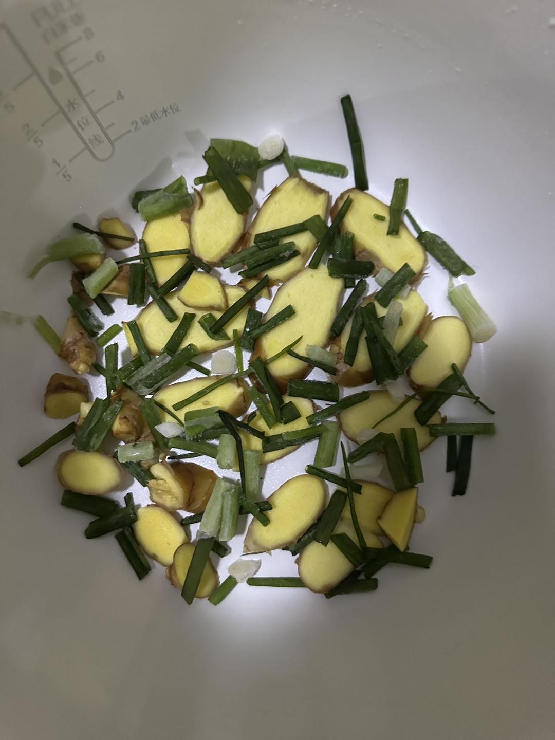 不用一滴水的电饭煲焗鸡（出自微博：大胃爱丽丝）