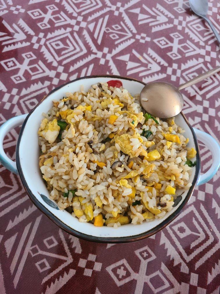 香菇鸡蛋酱油炒饭