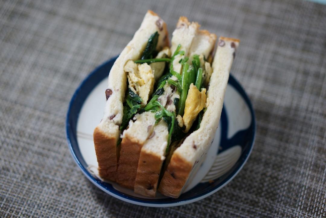 菠菜鸡蛋三明治