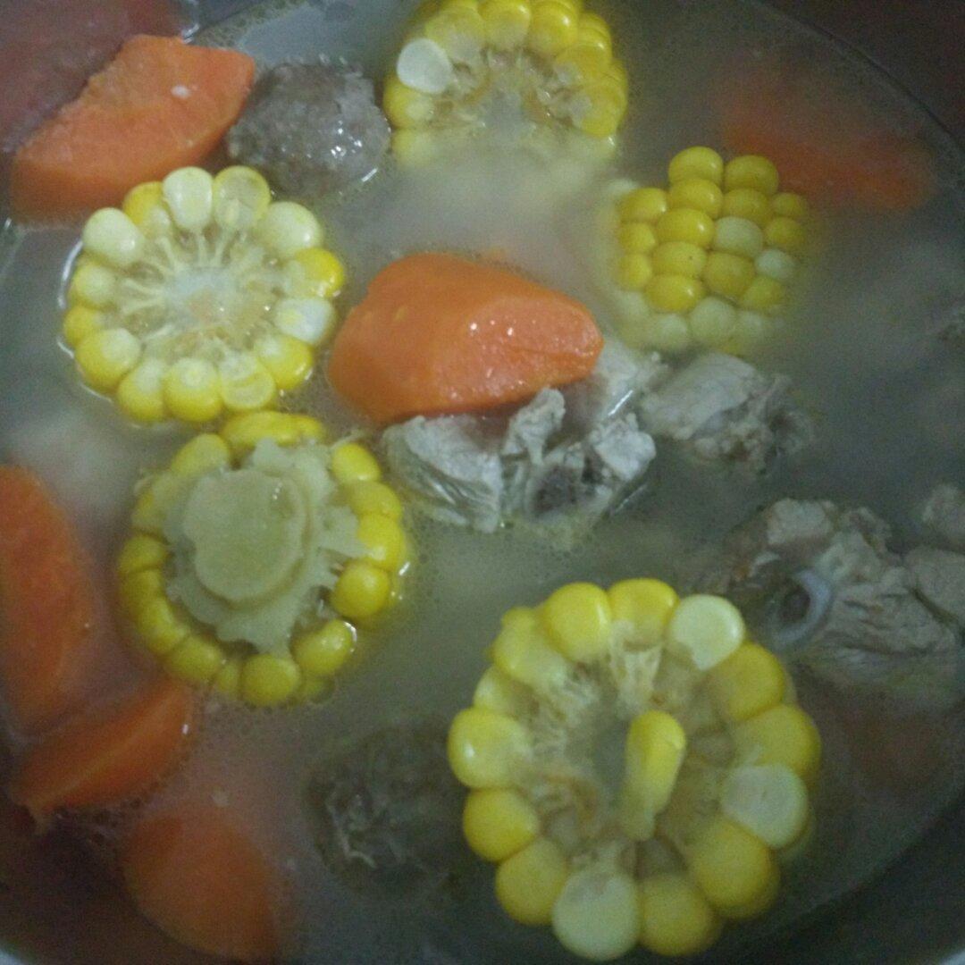 玉米红萝卜排骨汤