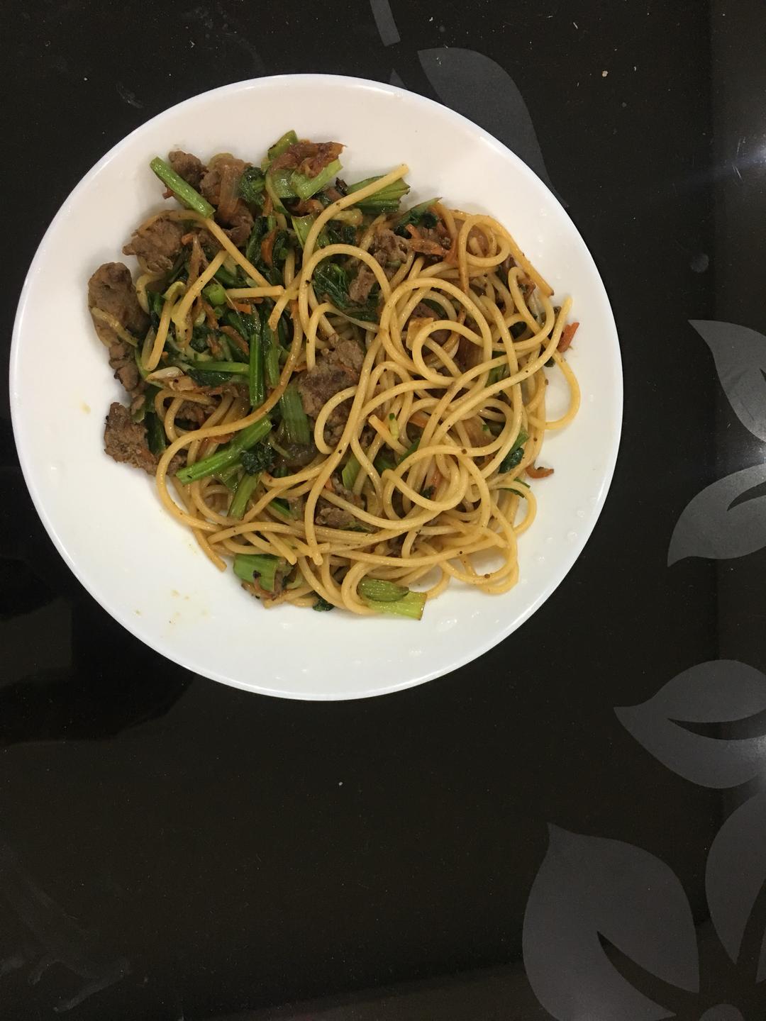 蔬菜牛肉炒意面