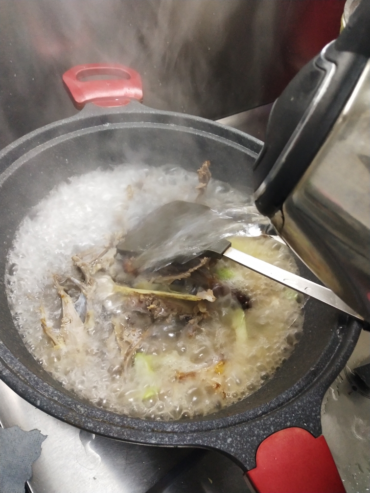 奶白色的鸭架汤的做法 步骤2