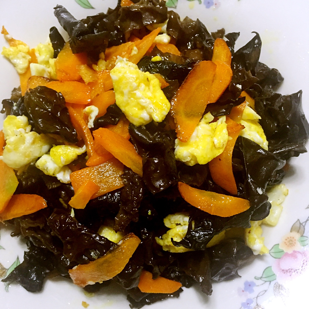 微笑的私房菜做的木耳炒鸡蛋