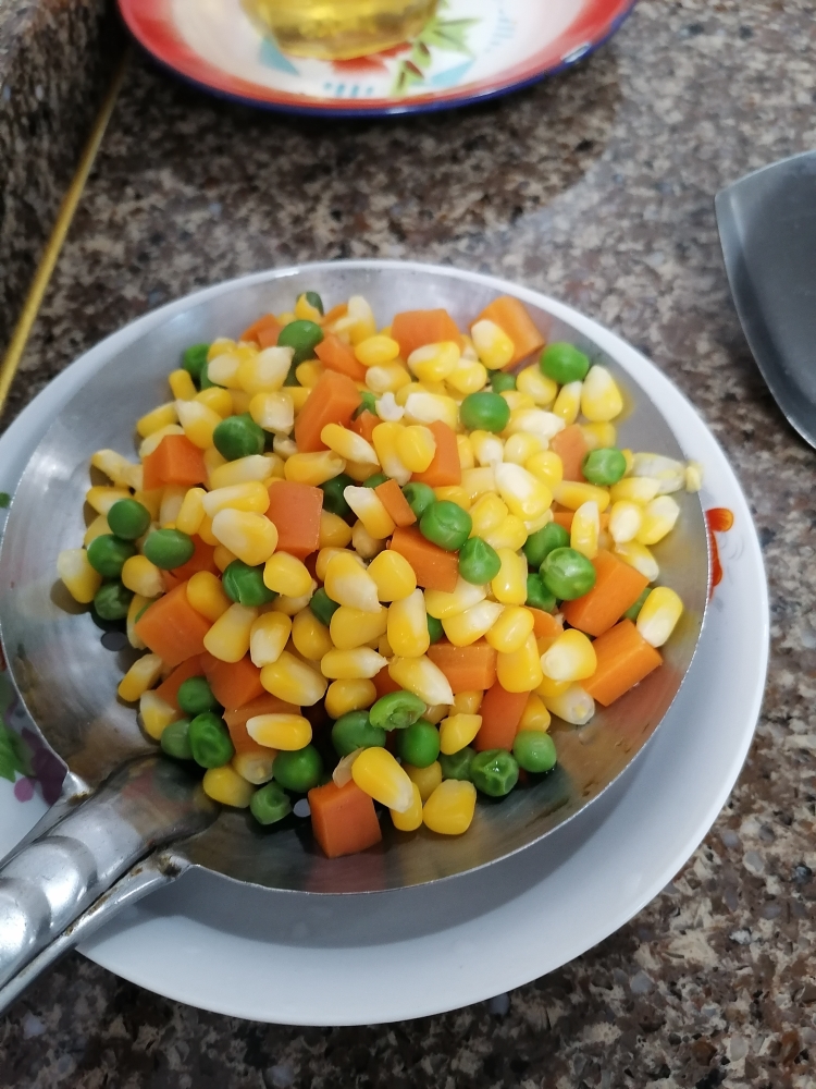 青豆，胡萝卜，玉米炒虾仁。的做法 步骤3