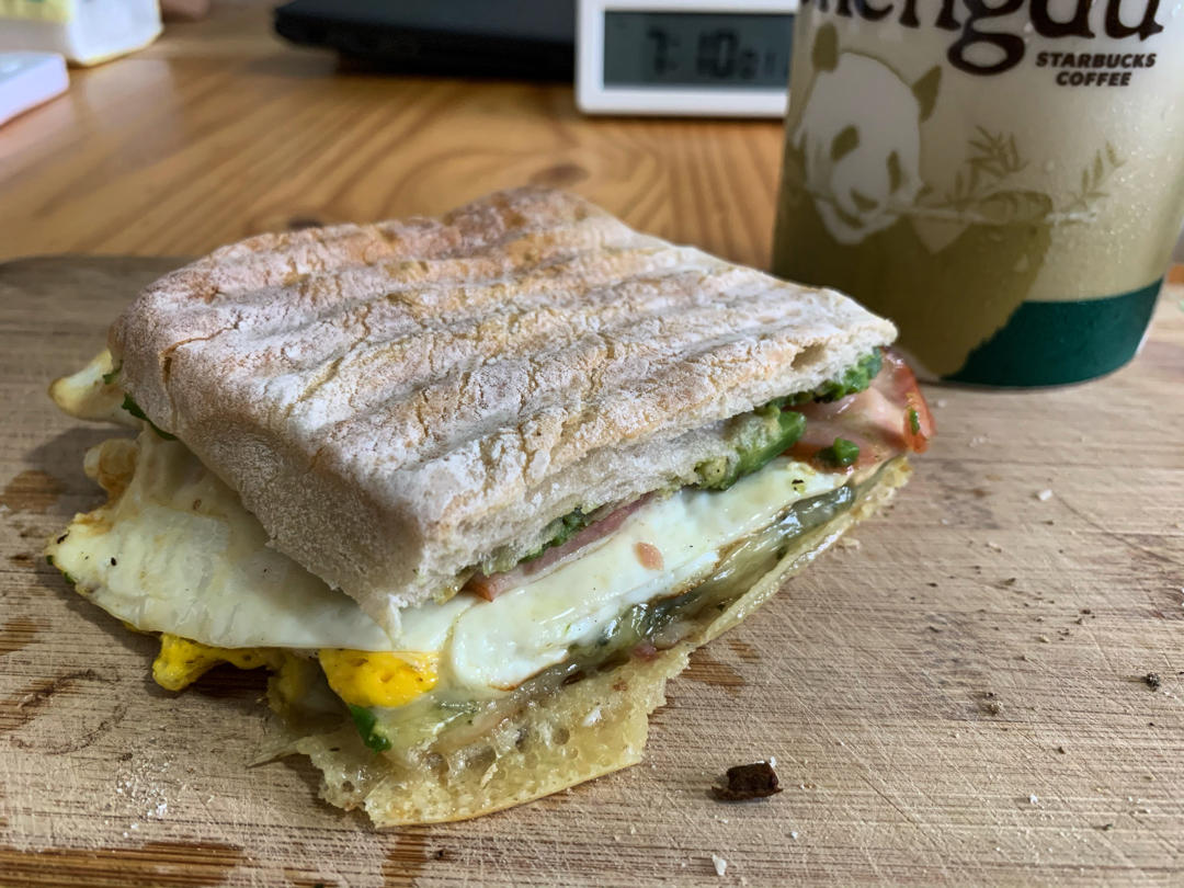 青酱横肉三明治