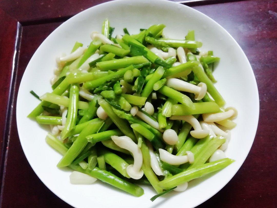 芦笋炒蘑菇