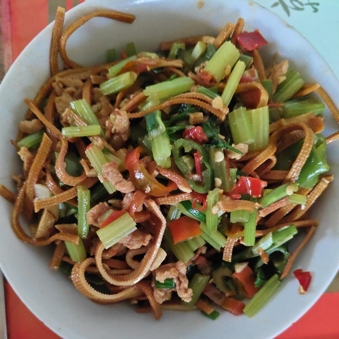 芹菜豆干炒肉丝