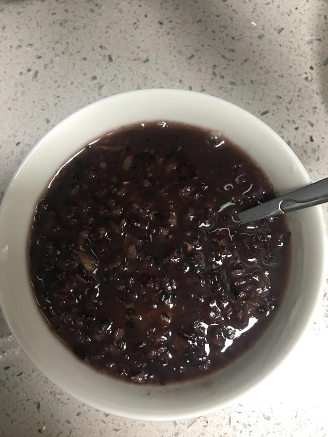 黑米红豆核桃黑芝麻粥的做法