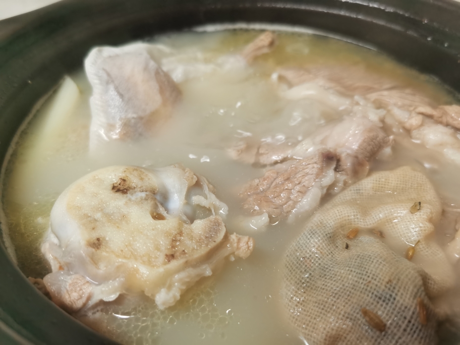 汤色奶白鲜香暖胃的“羊汤” 在家也能做出好喝的羊汤的做法