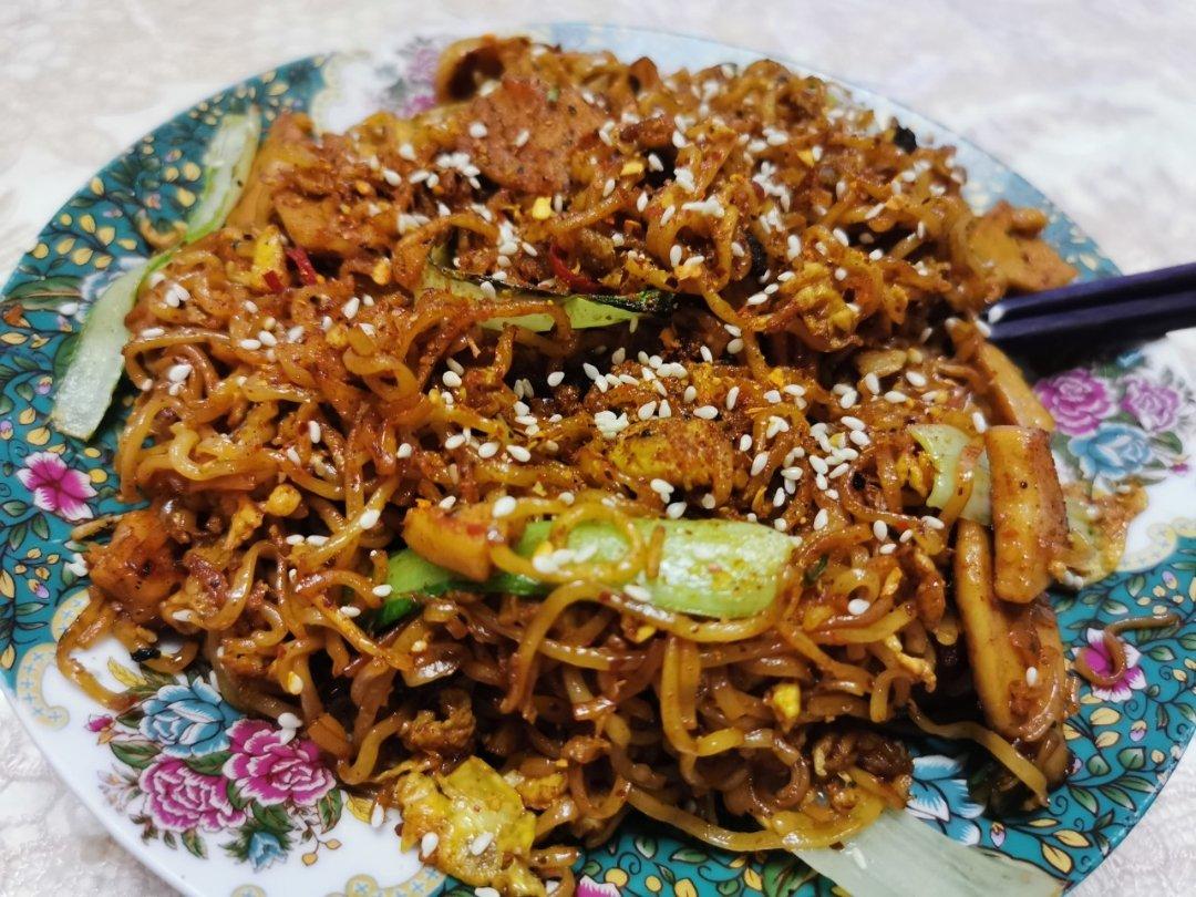 辣子咸蛋黄炒方便面