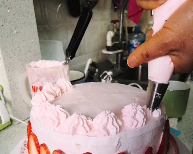 超简单的生日蛋糕裱花装饰的做法 步骤8