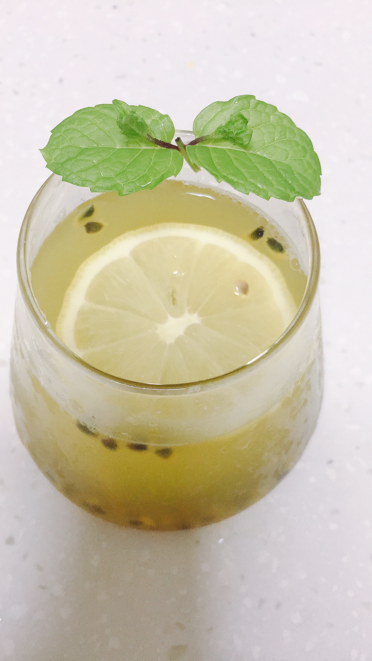 最适合夏季的饮品——百香果柠檬蜂蜜水的做法