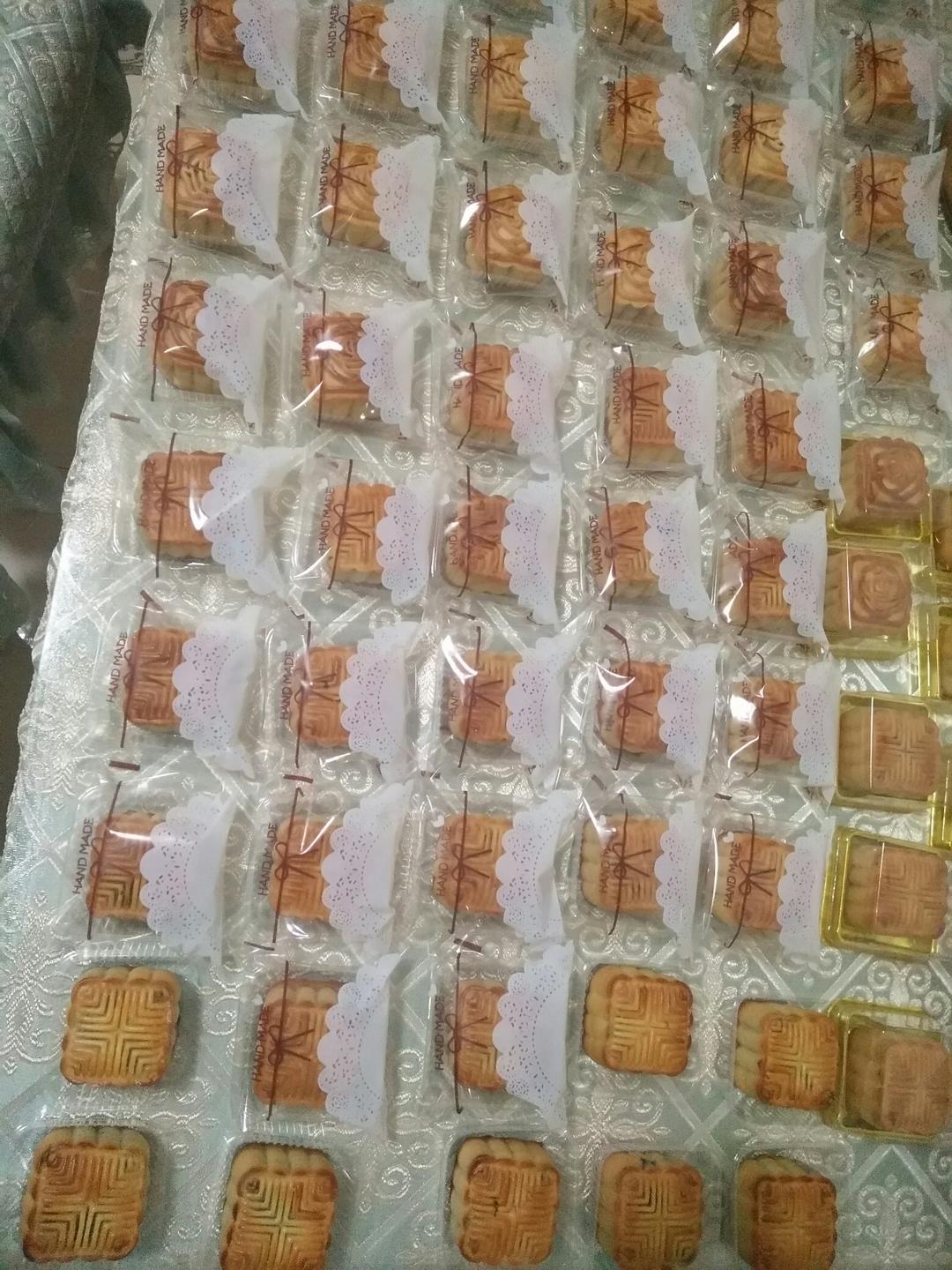 广式月饼—蛋黄芝麻月饼