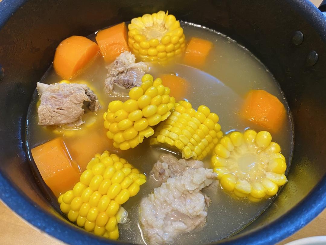 玉米🌽胡萝卜🥕排骨汤