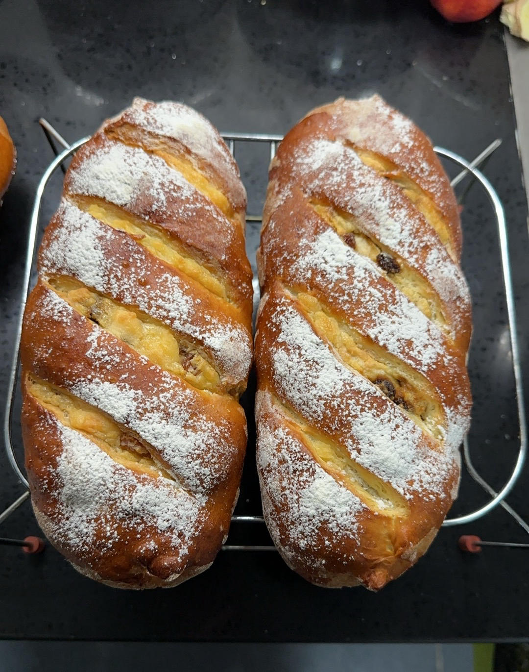 聚会被一抢而空的奶香十足、人人都爱的“葡萄干乳酪夹心软欧包”