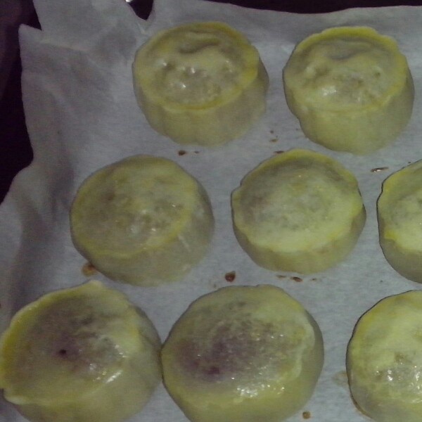 广式蛋黄莲蓉月饼