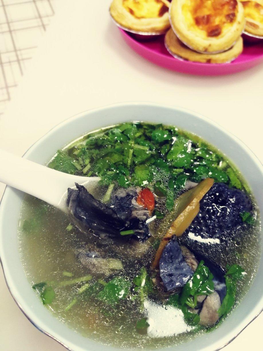 枸杞红枣乌鸡汤