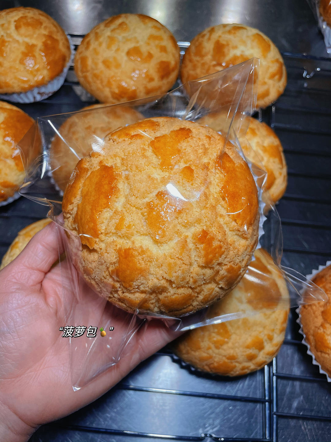 做100款面包の12：在家开茶餐厅!港式菠萝包 –不划格子自然裂开的香酥脆皮！菠萝油/酥皮包