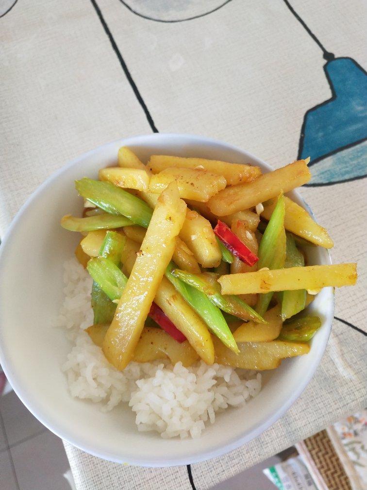 土豆炒芹菜