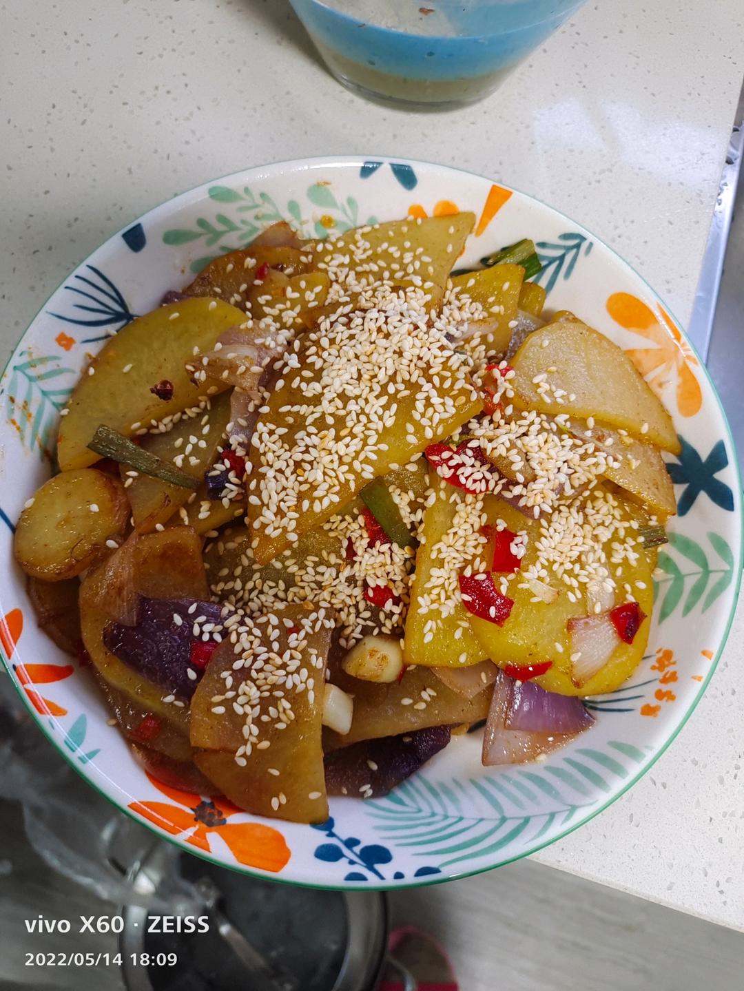 边吃边流泪的「孜然土豆片」