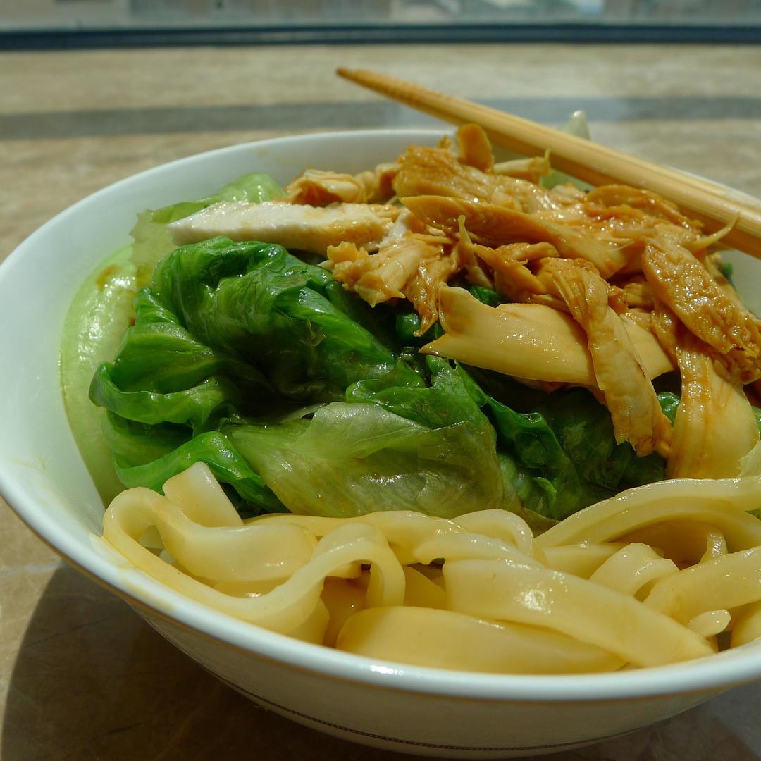 快手鸡胸肉生菜拉面的做法