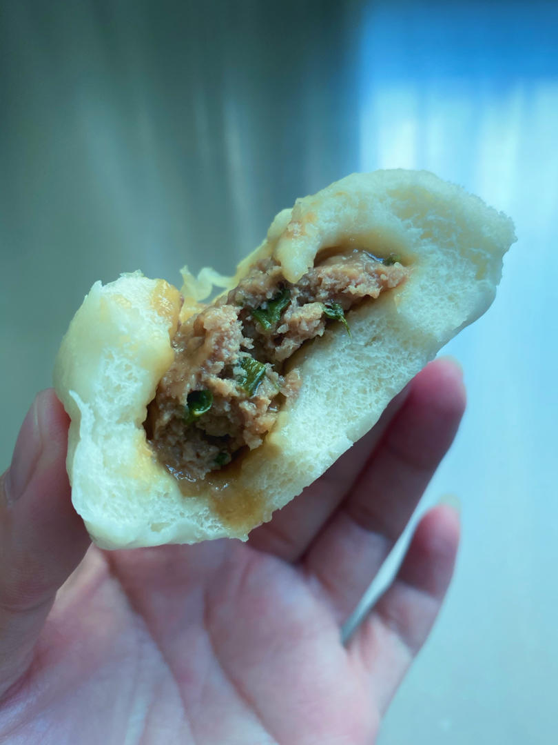 松软多汁的肉包子