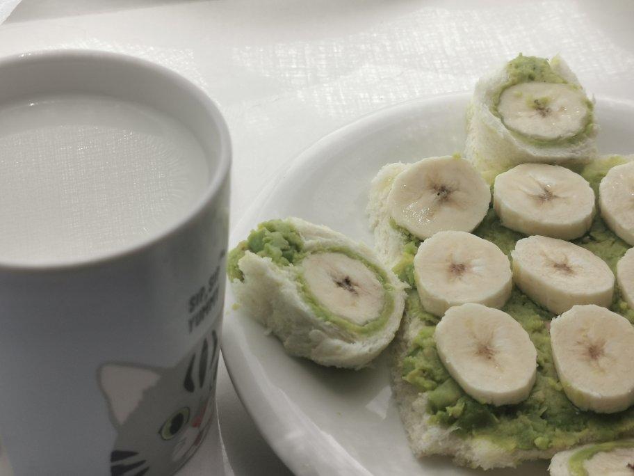 宝宝辅食：牛油果香蕉吐司卷-10分钟营养餐，让宝宝开开心心吃掉牛油果吧！