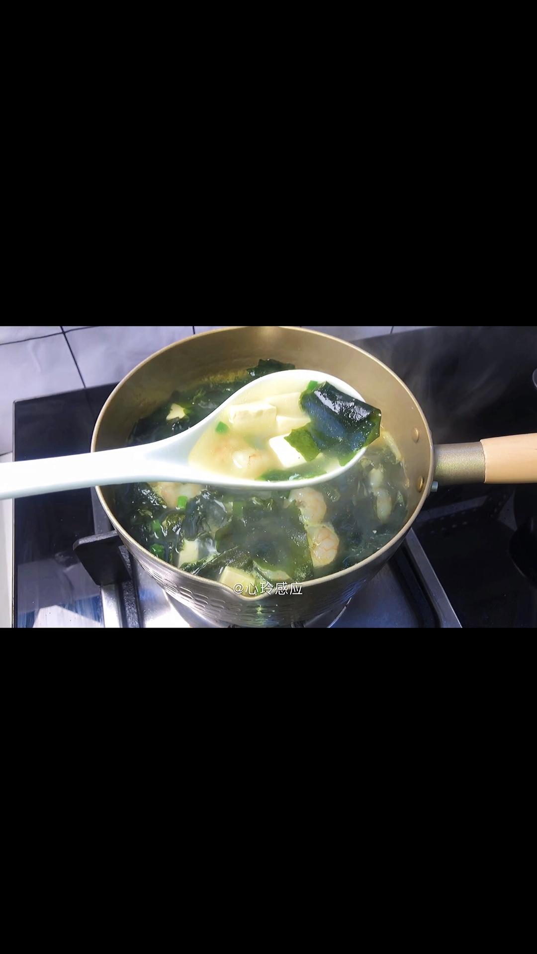 好喝不胖鲜美无比的虾仁裙带菜豆腐汤的做法