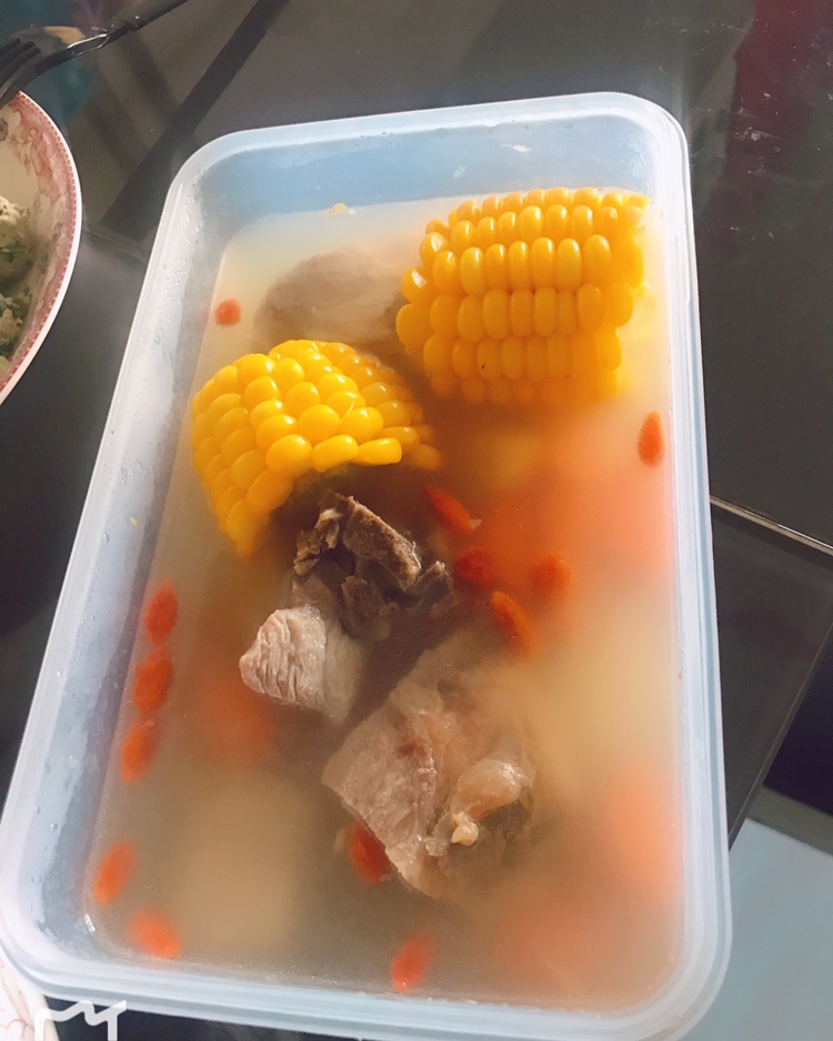 清甜胡萝卜玉米排骨汤