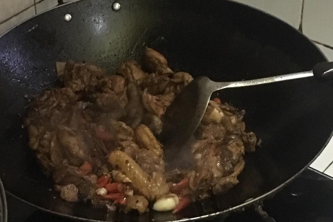 一个月不吃就馋的香辣炖鸡的做法 步骤3