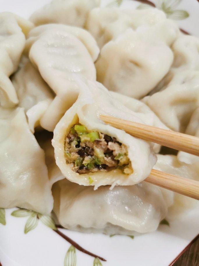 爱佳baby做的鲜肉芹菜木耳水饺