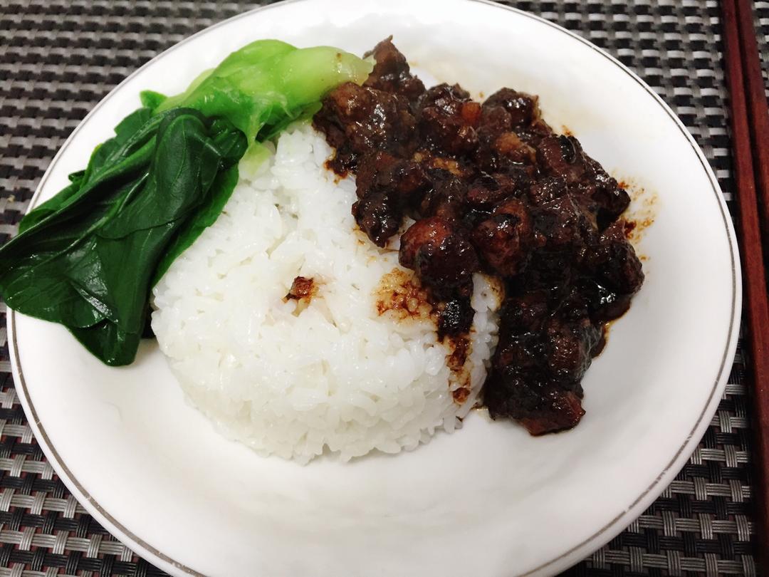 洋葱酥卤肉饭