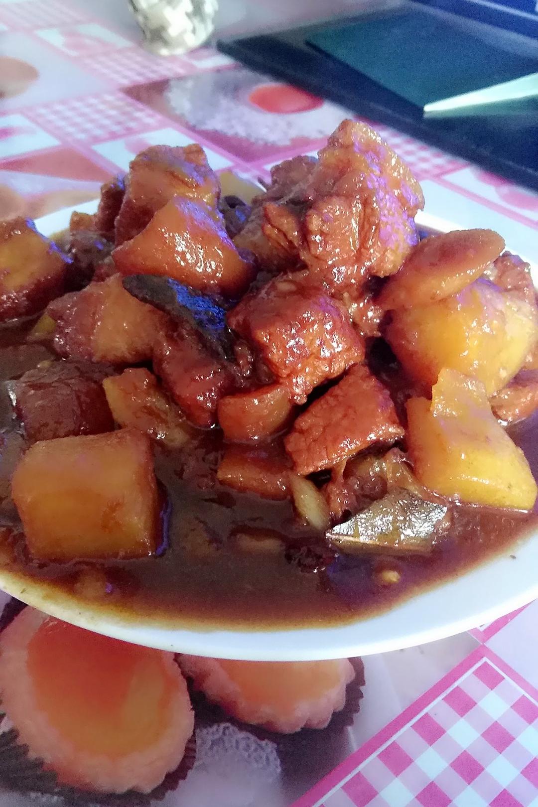 吃着碗里望着锅里的红烧肉